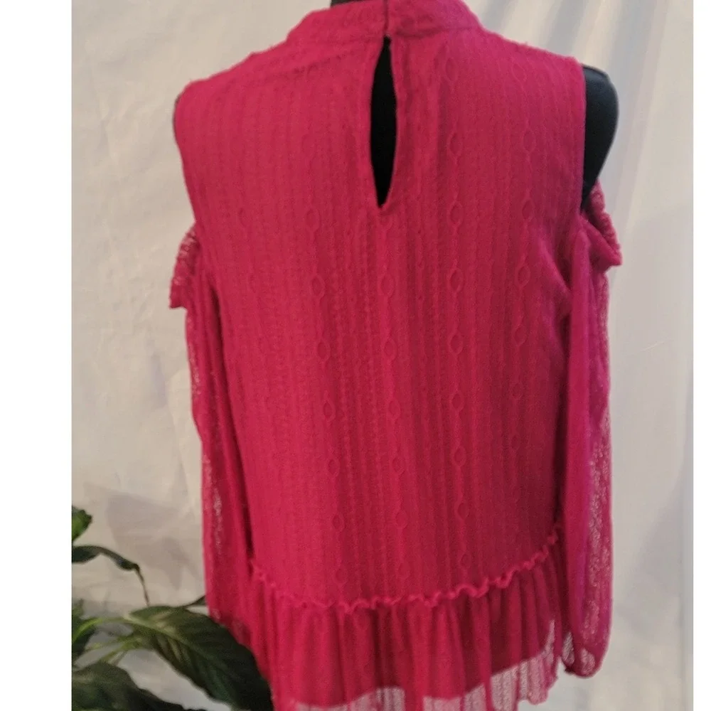 Ro & De‎ Women Magenta Pink Lace Cold Shoulder Mock Neck Ruffle Blouse Large